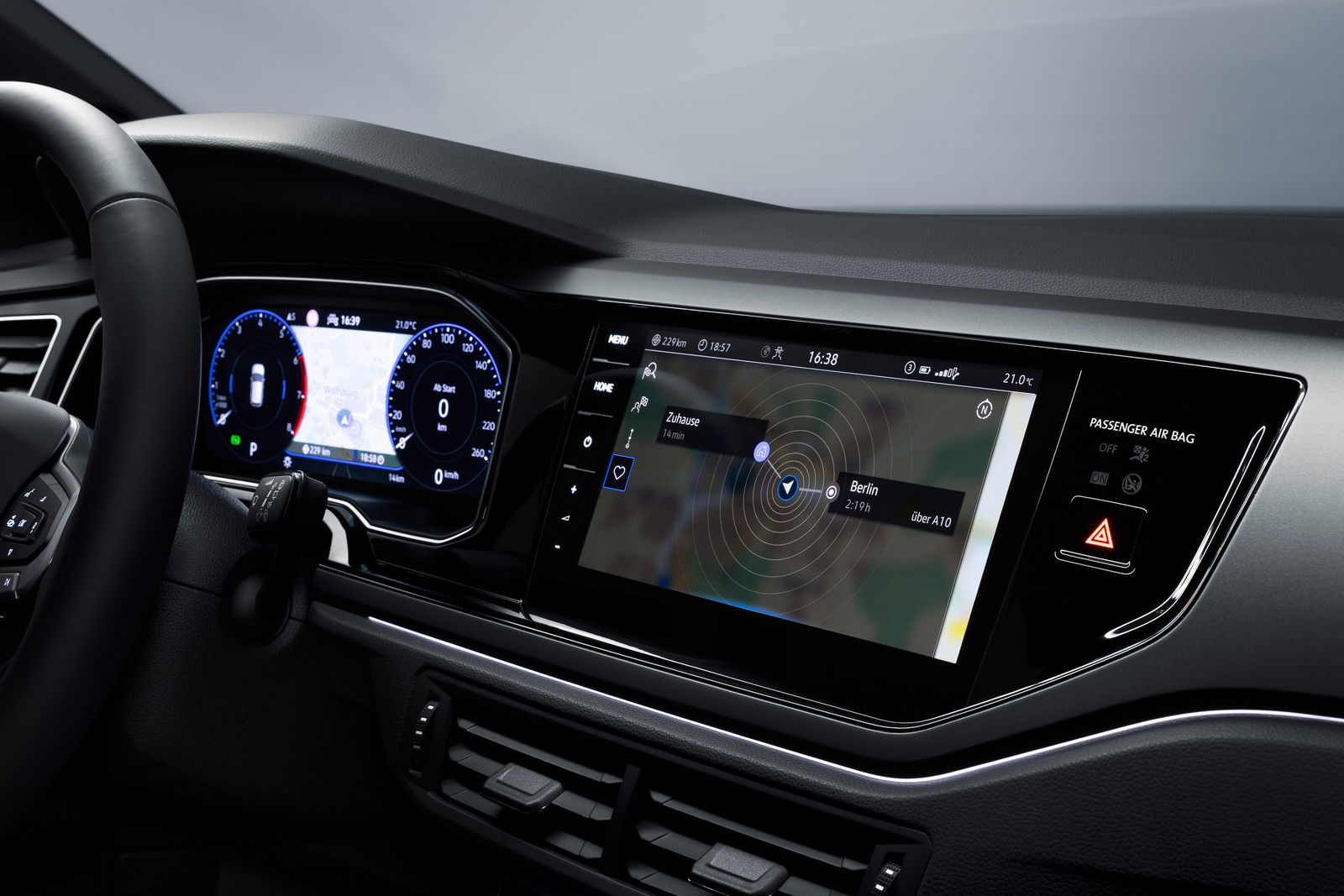 Abb. Infotainmentsystem mit Touchscreen in einem VW-Fahrzeug. Cockpit