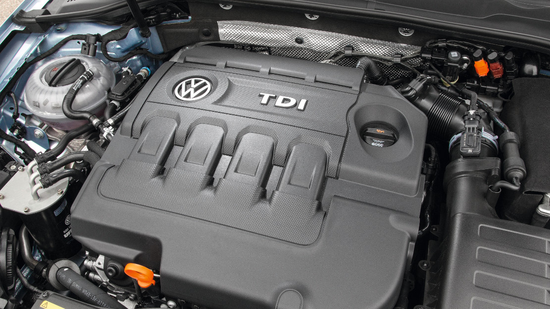 Offene Motorhaube bei einem VW TDI